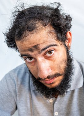 Müslüman Arap adam kömürle çalışıyor. İçi karanlık tozla dolu.