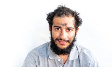 Yüzünde kömür tozu solgun Arapça