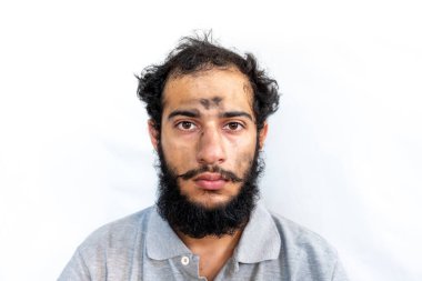 Yüzünde kömür olan Arap adam kötü bir gün geçiriyor.