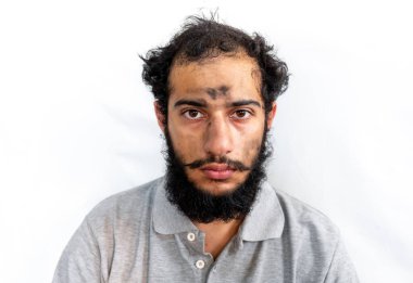 Yüzünde kömür olan Arap adam kötü bir gün geçiriyor.