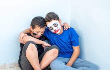 Köşede oturan iki kardeş kızgın.