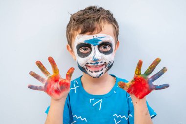 Arap çocuğun yüzüne cadılar bayramı için bir kafatası çizilmiş.