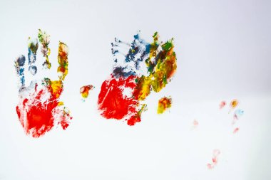 Duvarda el izi ve kopya alanı var.