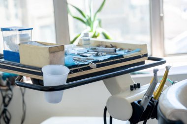 Profesyonel dişçi aletleri temiz ve çalışmaya hazır