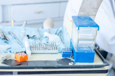 Profesyonel dişçi aletleri temiz ve çalışmaya hazır