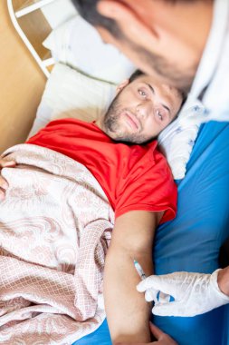 Arap adam hasta ve doktor tarafından kontrol ediliyor.