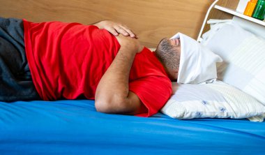 Arap adam hasta ve dinleniyor.