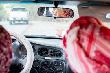 Arabadaki Arap Müslüman çift.