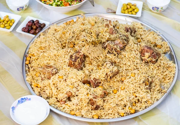 Felice Famiglia Musulmana Iftar Cibo Ramadan — Foto Stock