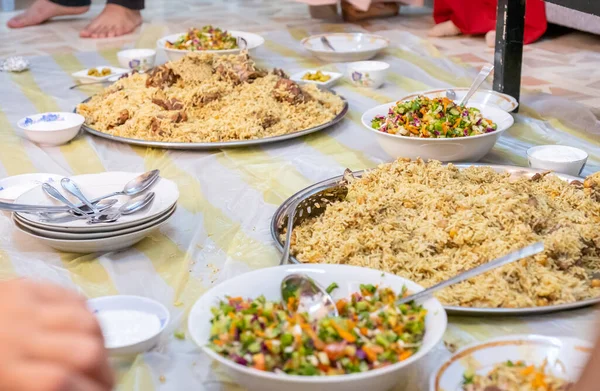 Familia Musulmana Feliz Iftar Comida Ramadán —  Fotos de Stock