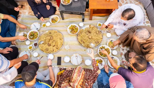 Müslüman Aile Iftar Için Ramazan Toplanıyor — Stok fotoğraf