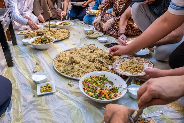 Muszlim Családi Összejövetel Iftarért Ramadánban — Stock Fotó