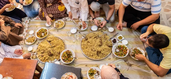 Muselman Familj Samla För Iftar Ramadan — Stockfoto