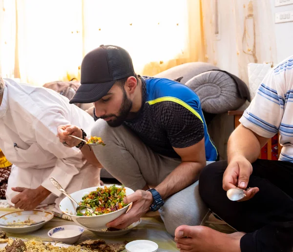 Família Muçulmana Reunindo Para Iftar Ramadã — Fotografia de Stock