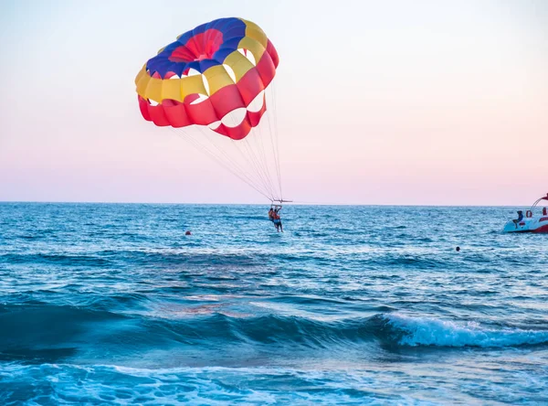 Boot Zerrt Paare Mit Fallschirm — Stockfoto