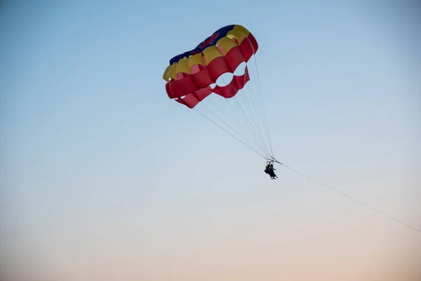 Bateau Traînant Couples Avec Parachute Clourfull — Photo