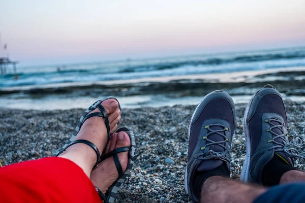 Hombre Mujer Están Juntos Playa Mientras Pone Sol — Foto de Stock