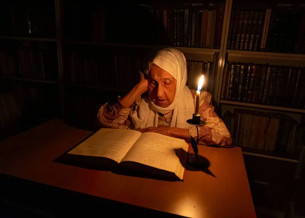Wanita Tua Muslim Arab Membaca Buku Perpustakaannya Pada Malam Hari — Stok Foto