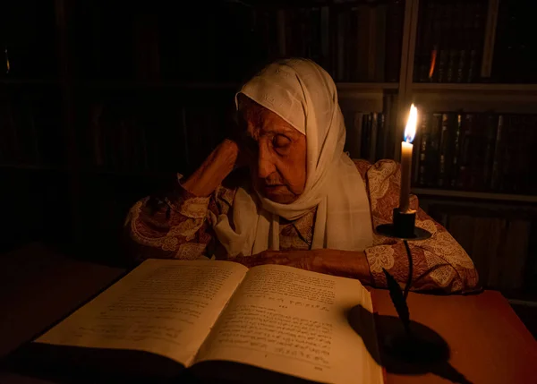 Árabe Muçulmano Mulher Velha Lendo Livros Sua Biblioteca Noite Com — Fotografia de Stock