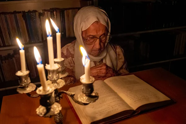 Árabe Muçulmano Mulher Velha Lendo Livros Sua Biblioteca Noite Com — Fotografia de Stock