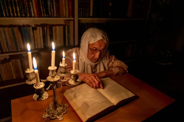 Árabe Muçulmano Mulher Velha Lendo Livros Sua Biblioteca Noite Com — Fotografia de Stock