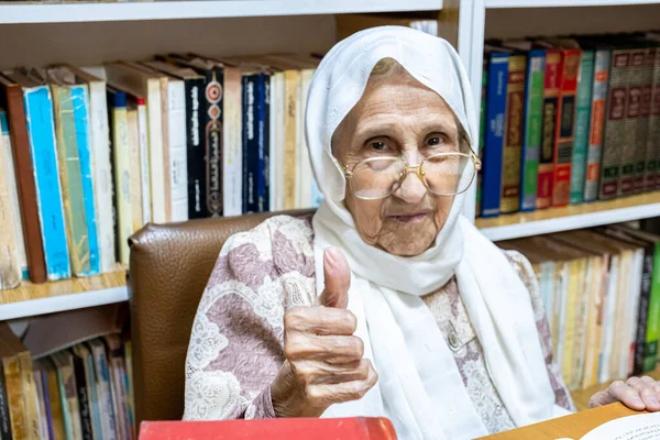 Arap Müslüman Kadın Kütüphaneyi Denetliyor Insanlardan Sessiz Olmalarını Istiyor — Stok fotoğraf