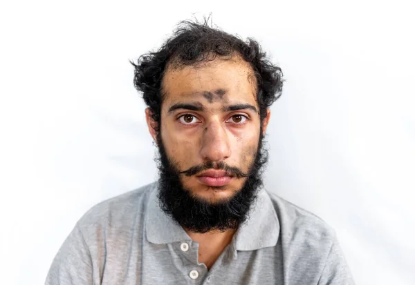 アラビア人の男石炭を顔に悪い日を持っている — ストック写真