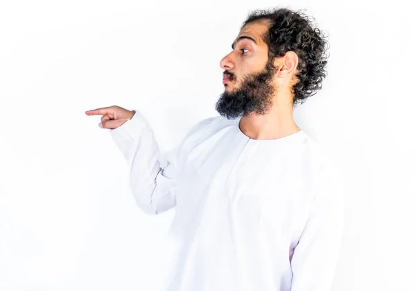 Мусульманський Аравійський Чоловік Гнівається Когось Вказує Нього Сердитим Обличчям — стокове фото