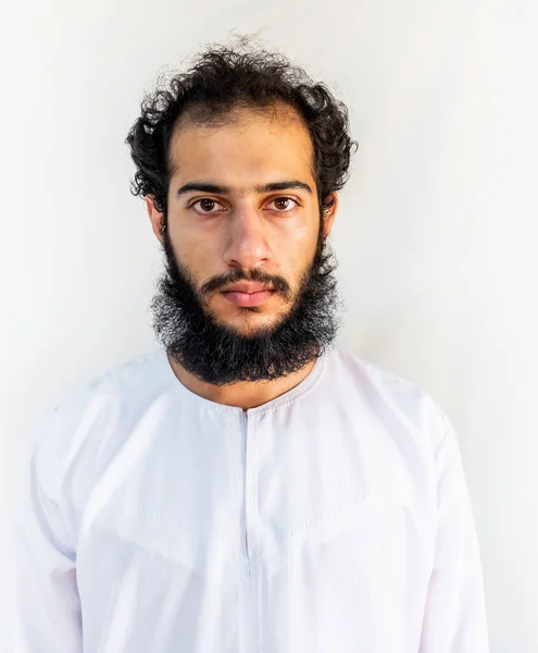 Arabský Muž Stojící Svém Dlouhém Vousu Chlupatých Vlasech — Stock fotografie