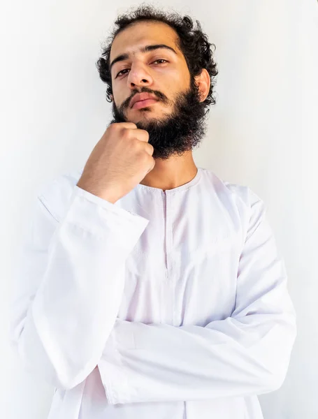 Msulim Homem Segurando Sua Barba Enquanto Pensa — Fotografia de Stock