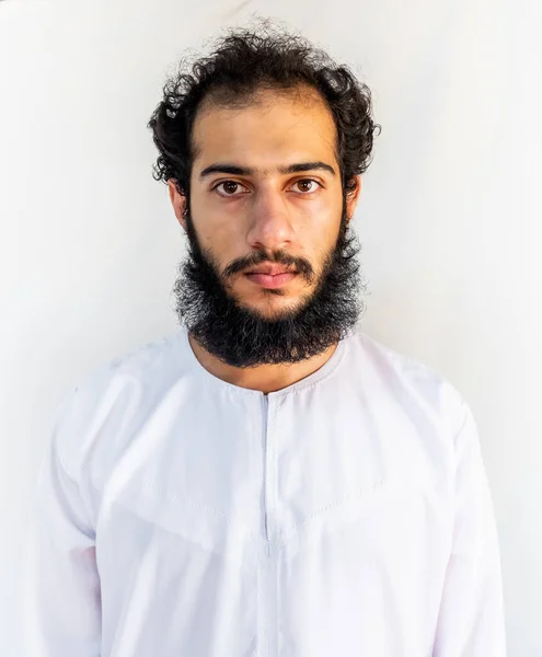 Uzun sakallı ve tüylü saçları olan Arap bir adam
