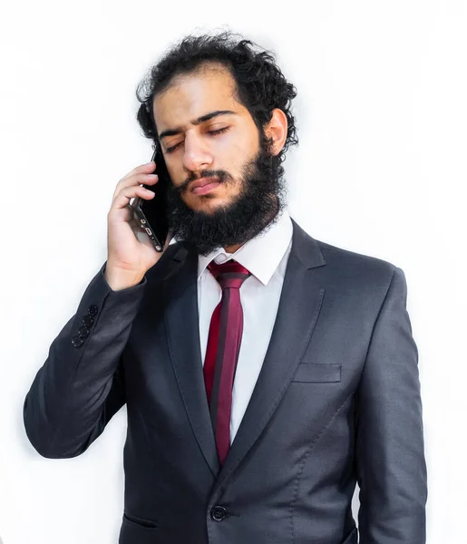 Hombre Musulmán Usando Esmoquin Hablando Por Teléfono —  Fotos de Stock