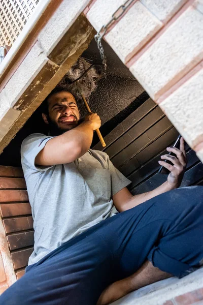 Hombre Árabe Musulmán Limpiando Chimenea — Foto de Stock