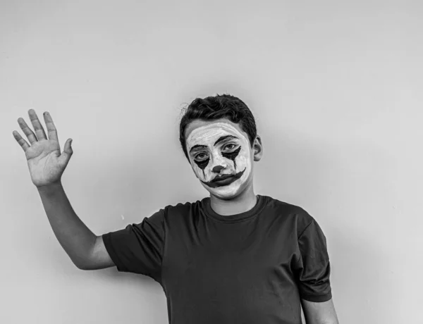 男孩在万圣节期间扮演小丑的角色 — 图库照片