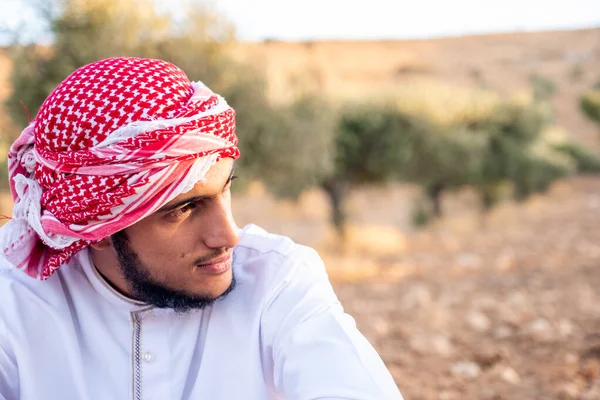 Muslim Užívá Počasí Slunce Olivové Farmě — Stock fotografie