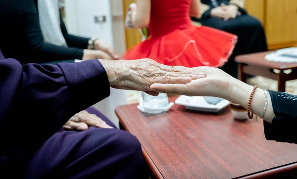 Velha Senhora Mãos Com Mãos Jovens — Fotografia de Stock