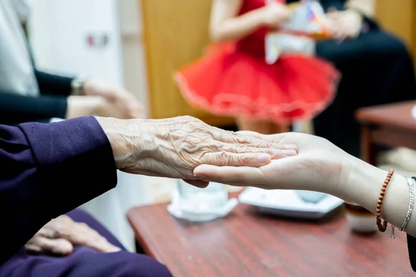 Anciana Manos Con Manos Jóvenes — Foto de Stock