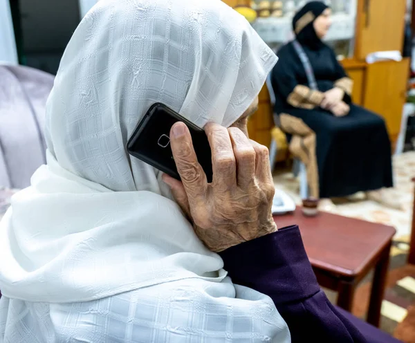 Oude Moslim Vrouw Met Een Telefoontje Haar Smartphone — Stockfoto