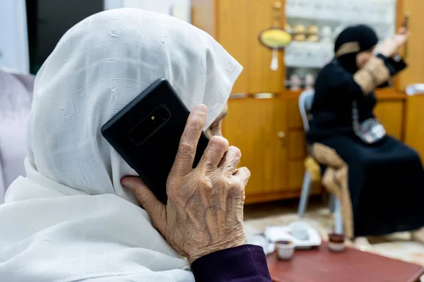 Velha Mulher Muçulmana Ter Telefonema Seu Telefone Inteligente — Fotografia de Stock