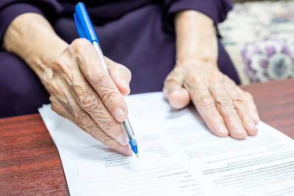 Vieja Musulmana Firmando Algunos Documentos — Foto de Stock