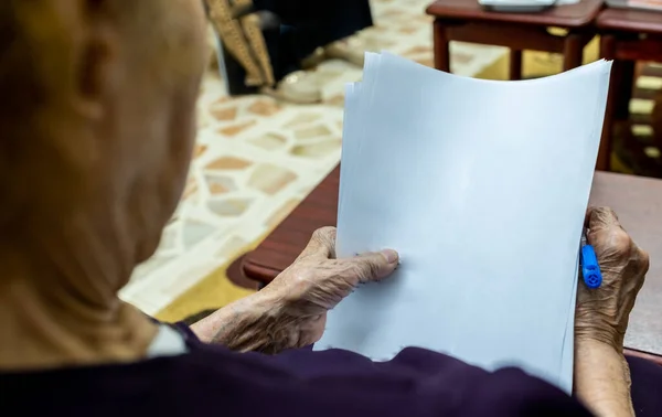 Gammal Muslimsk Kvinna Signerar Några Dokument — Stockfoto