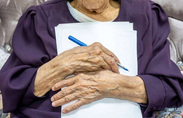 Velha Mulher Muçulmana Assinar Alguns Documentos — Fotografia de Stock