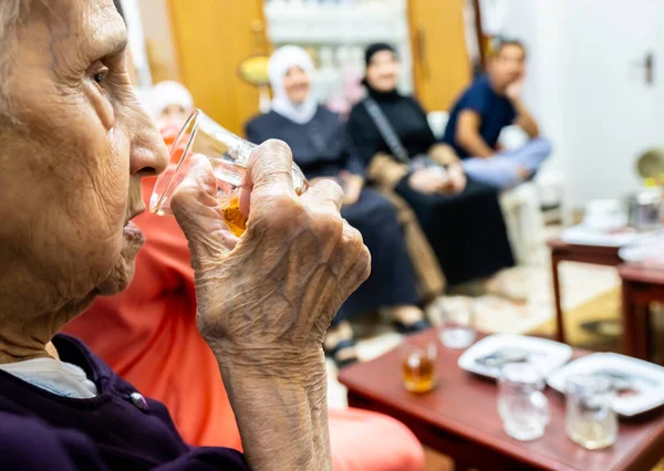 Yaşlı Müslüman Kadın Dinlenmek Için Çay Içiyor — Stok fotoğraf