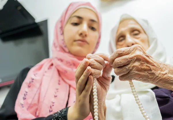 Moslim Oude Vrouw Haar Kleindochter Met Behulp Van Rozenkrans Bidden — Stockfoto