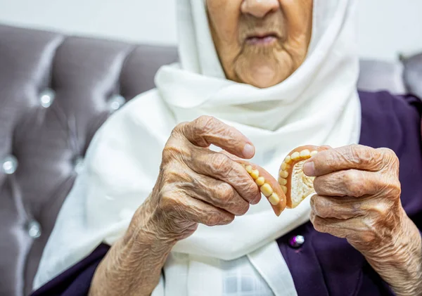 Yaşlı Müslüman Kadın Diş Macununu Çıkarıyor — Stok fotoğraf