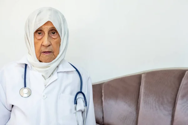 Gamla Muslimska Dotor Håller Stetoskop Handen — Stockfoto