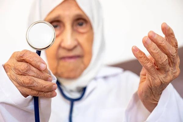 Alte Muslimische Ärztin Hält Stethoskop Der Hand — Stockfoto