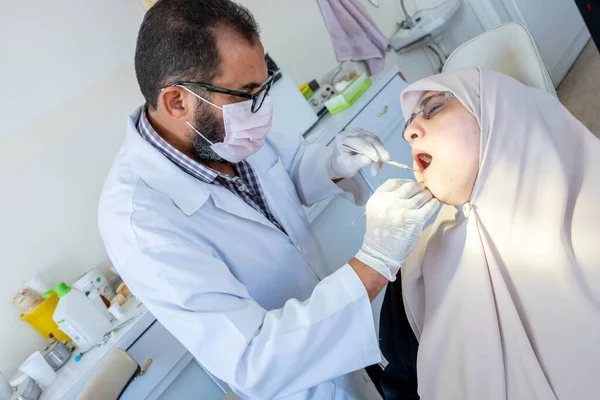 Zubař Léčí Svého Pacienta Zuby Bolesti — Stock fotografie