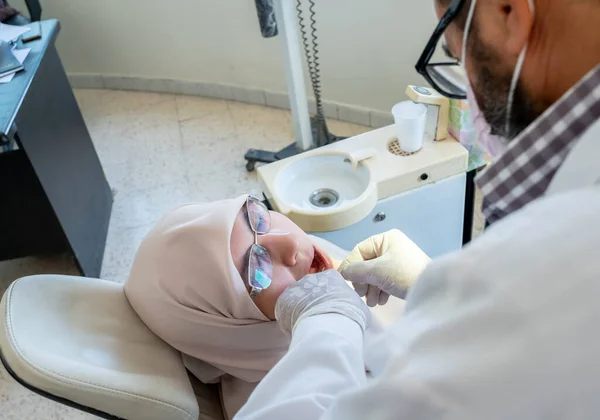 Zubař Léčí Svého Pacienta Zuby Bolesti — Stock fotografie