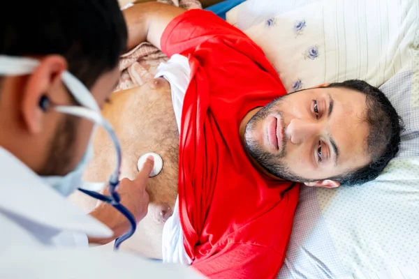 Hombre Árabe Sintiéndose Enfermo Siendo Revisado Por Médico — Foto de Stock